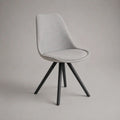 Sedia da pranzo imbottita in tessuto grigio chiaro con schienale sagomato e gambe in metallo nero, 50 x 57 x 84 cm