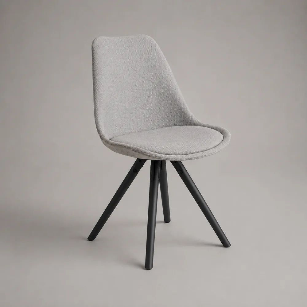 Sedia da pranzo imbottita in tessuto grigio chiaro con schienale sagomato e gambe in metallo nero, 50 x 57 x 84 cm