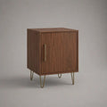 Comodino rettangolare con anta in MDF effetto noce e gambe in acciaio color ottone, 45 x 40 x 60 cm