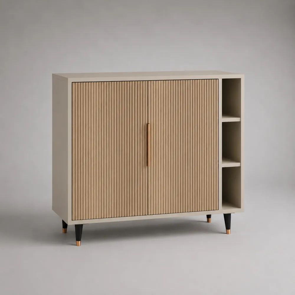 Credenza rettangolare beige e legno naturale con 2 ante scanalate, 3 vani aperti e gambe in metallo, 110 x 40 x 100 cm
