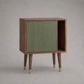 Comodino rettangolare in legno con anta scorrevole verde salvia e vano aperto, 60 x 35 x 70 cm